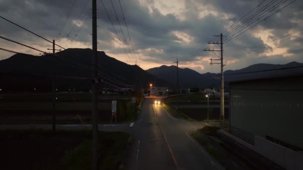 日本兵库县 2023年6月4日 夜间在乡间一条安静的街道上通过电线开车 高质量的4K镜头 — 图库视频影像