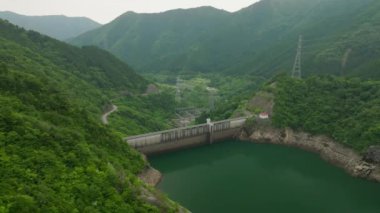 Dağlardaki hidroelektrik santralinin barajdaki düşük su seviyesinin havadan görüntüsü. Yüksek kalite 4k görüntü