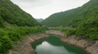 Yeşil dağlardaki kurumuş su deposunda durgun su seviyesi düşük. Yüksek kalite 4k görüntü