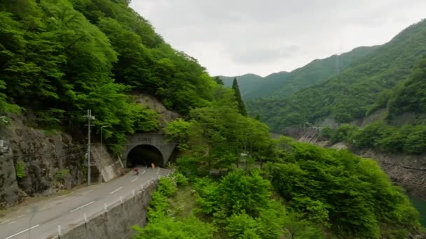 Motosikletliler Tünelden Baraj Rezervuarlarıyla Geçiyorlar Yüksek Kalite Görüntü — Stok video