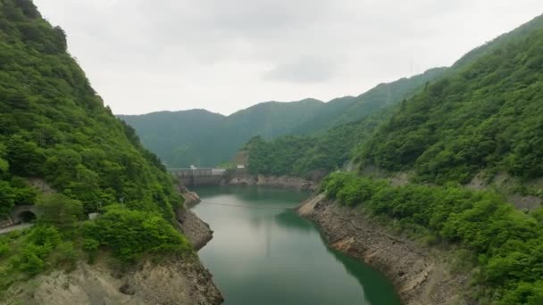 Voando Sobre Reservatório Baixo Nível Água Por Estação Hidrelétrica Montanhas — Vídeo de Stock