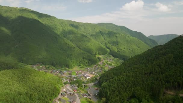 Terugvliegend Klein Dorp Groene Beboste Bergen Van Japan Hoge Kwaliteit — Stockvideo