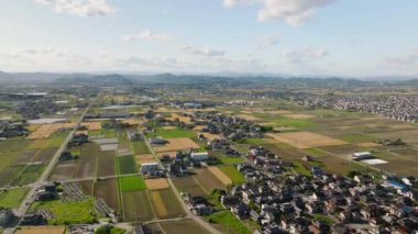 Kırsal kesimdeki evlerin yanındaki altın buğday tarlalarının üzerine düşüyor. Yüksek kalite 4k görüntü