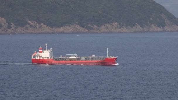 Osaka Japonya Mayıs 2023 Küçük Kırmızı Kargo Gemisi Engebeli Kıyılardan — Stok video