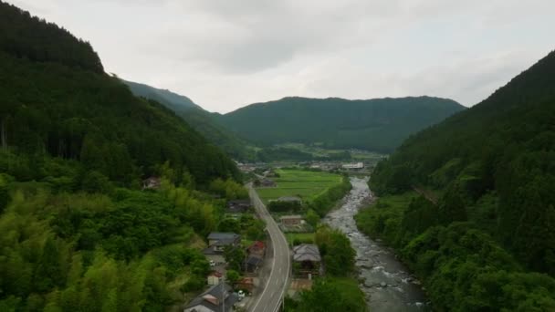 Δρόμος Ποτάμι Οδηγεί Πλημμυρισμένα Χωράφια Στο Παραδοσιακό Αγροτικό Χωριό Υψηλής — Αρχείο Βίντεο