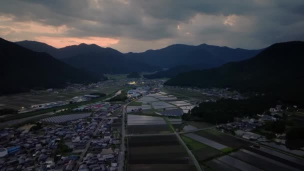 Günbatımı Gökyüzü Dağlarla Dolu Basmış Tarlaların Üzerinde Geriye Doğru Uçuyorlar — Stok video