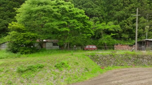 森の中の小さな農場で基本的な家と素朴な小屋によって錆びた古いバン 高品質4K映像 — ストック動画
