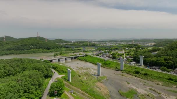 Küçük Kasabadaki Nehir Üzerindeki Köprü Için Beton Destek Sütunlarının Havadan — Stok video