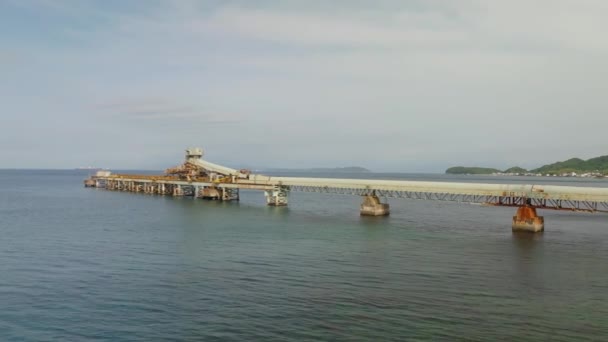 Long Pier Rusty Loading Equipment Stretches Calm Sea Coast High — Stock Video