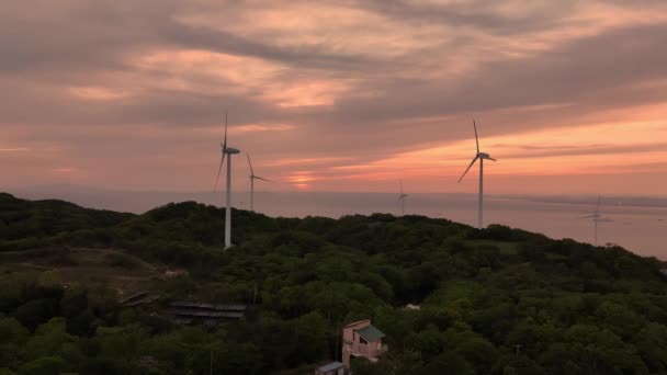Zbliżamy Się Wirujących Turbin Wiatrowych Wybrzeżu Dramatycznym Zachodem Słońca Niebie — Wideo stockowe