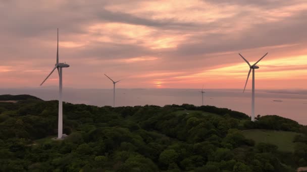 Rüzgar Türbinleri Sahilde Dramatik Günbatımı Okyanus Ufkuyla Dönüyor Yüksek Kalite — Stok video