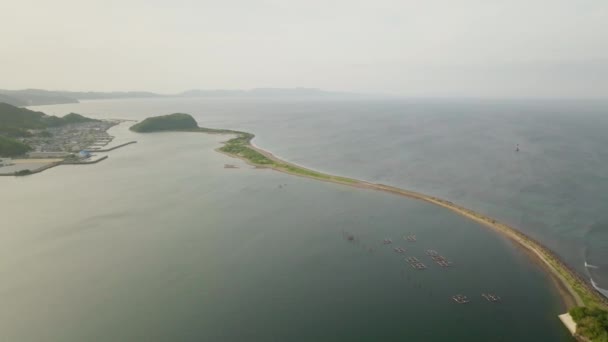 Fliegen Über Eine Lange Sandbank Insel Die Bucht Und Hafen — Stockvideo