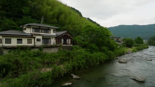 日本的大房子以流淌的河流和茂密的青翠的山林而著称 高质量的4K镜头 — 图库视频影像