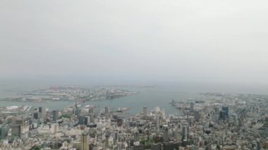 Güneşli bir günde modern yüksek katlı ofis binaları ve Kobe Limanı 'nın havadan görünüşü. Yüksek kalite 4k görüntü