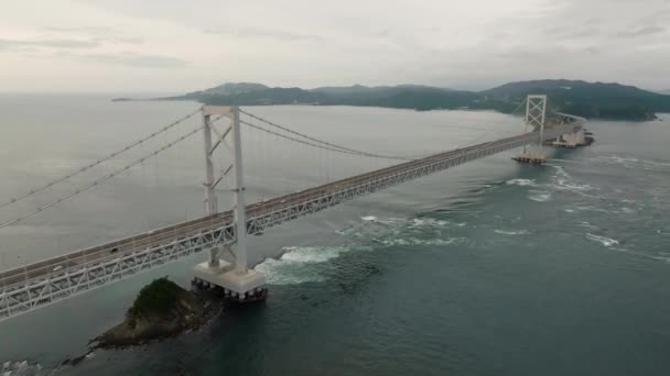 Luftaufnahme Des Leichten Verkehrs Auf Der Hängebrücke Über Starke Meeresströmung — Stockvideo