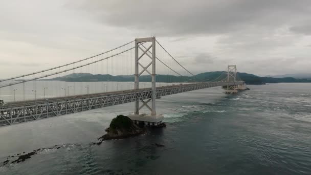 Tour Λεωφορείο Διασχίζει Γέφυρα Πάνω Στροβιλίζονται Νερό Και Naruto Whirlpool — Αρχείο Βίντεο