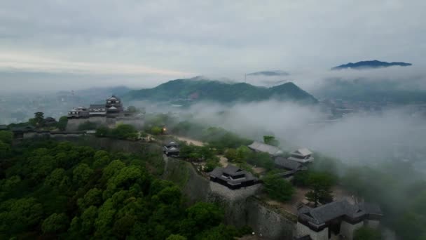 Nevoeiro Nuvens Sobre Castelo Período Edo Japonês Topo Colina Amanhecer — Vídeo de Stock