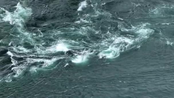Вид Сверху Сильное Океанское Течение Формирующее Вихри Водовороты Высококачественные Кадры — стоковое видео