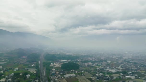 Estrada Por Cidade Industrial Alastrando Com Fumaça Névoa Por Montanhas — Vídeo de Stock