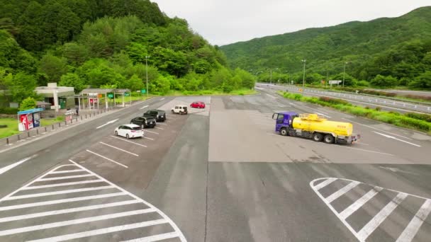 2023年6月11日 高速道路の休憩所で車と液体貨物を輸送するトラック 高品質4K映像 — ストック動画