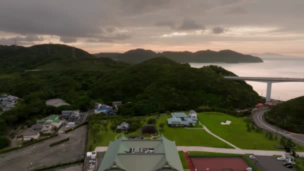Menjatuhkan Atas Gedung Jepang Dengan Kolam Renang Saat Matahari Terbenam — Stok Video