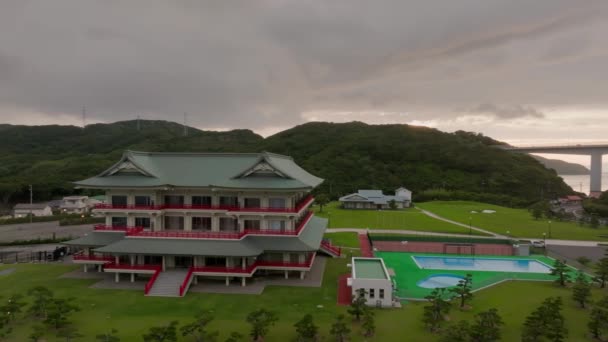 Velká Budova Červeným Akcentem Bazénu Japonském Ostrově Při Západu Slunce — Stock video