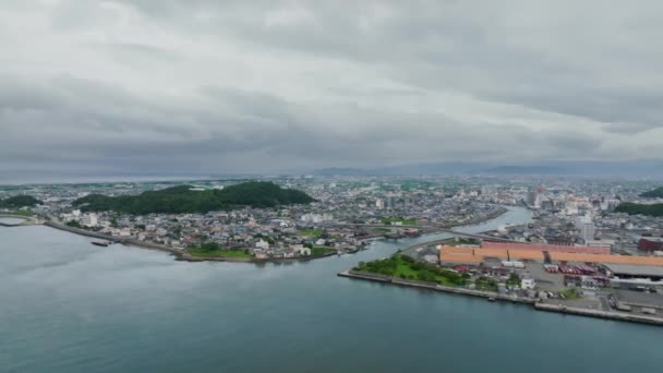 Vista Aérea Rio Através Cidade Costeira Para Acalmar Águas Costeiras — Vídeo de Stock