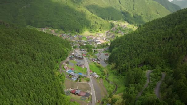 Japonya Nın Yeşil Dağlarındaki Geleneksel Köy Üzerinde Hava Rotasyonu Yüksek — Stok video