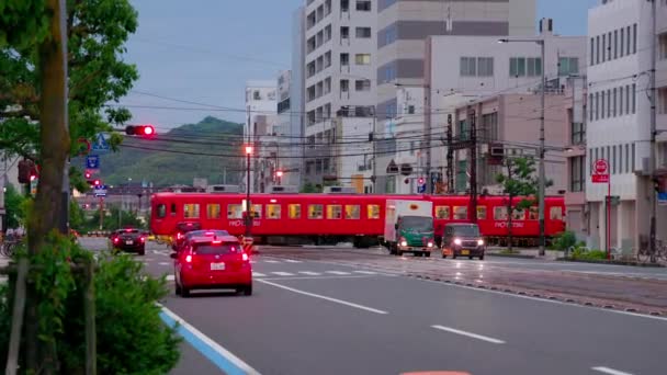Matsuyama Japán Június 2023 Piros Villamos Keresztezi Kereszteződést Miközben Járművek — Stock videók