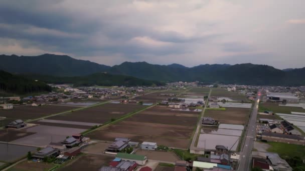 Küçük Bir Kasabada Mavi Saat Parlıyor Japonya Kırsalında Pirinç Tarlalarını — Stok video