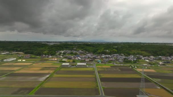 乌云笼罩着耕地和乡间道路上的轻便交通 高质量的4K镜头 — 图库视频影像