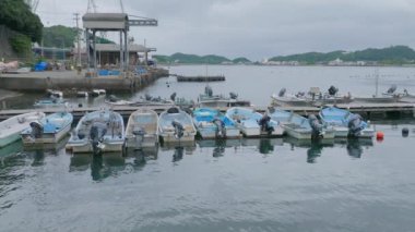 Yüzen iskelede motorları olan küçük tekneler. Yüksek kalite 4k görüntü