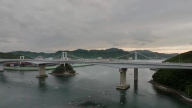 Gün batımında, kasaba kasaba ve dağlarda hafif trafik yükseliyor. Yüksek kalite 4k görüntü