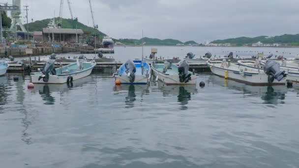 Agua Mueve Cámara Lenta Por Pequeños Barcos Recreo Muelle Flotante — Vídeo de stock