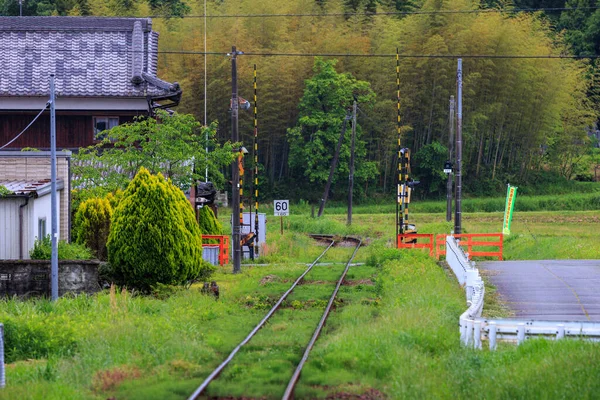 静かな田舎の日本で電車の線路や家によって交差点 高品質の写真 — ストック写真
