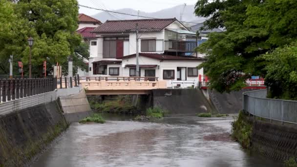 Вода Тече Через Бруковану Річку Будинку Японському Районі Дощовий День — стокове відео
