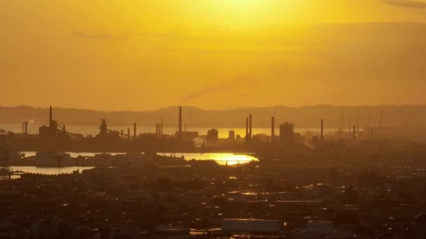 Humo Chimeneas Refinería Industrial Con Resplandor Naranja Atardecer Neblina Imágenes — Vídeos de Stock
