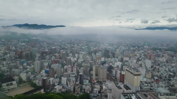 Pullback Cidade Japonesa Para Revelar Castelo Histórico Envolto Nevoeiro Topo — Vídeo de Stock