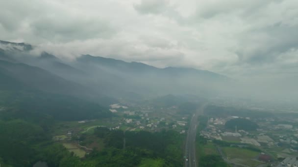 Latanie Nad Lekkim Ruchem Autostrady Przez Mgliste Góry Wiejskie Domy — Wideo stockowe