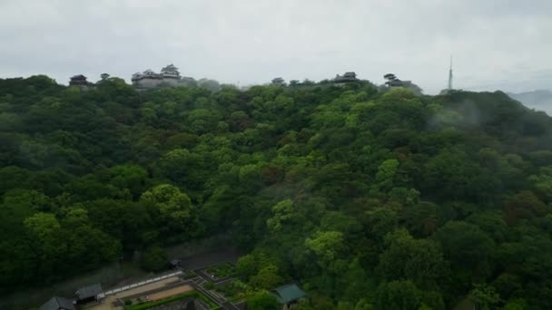 Erguendo Sobre Montanha Arborizada Para Histórico Castelo Japonês Manhã Nebulosa — Vídeo de Stock
