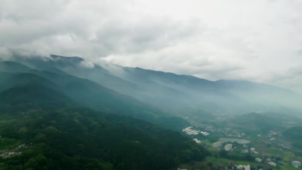 Moody Mist Bergketen Door Huizen Groene Landelijke Gemeenschap Hoge Kwaliteit — Stockvideo