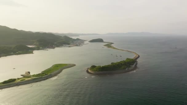 Sol Tarde Brilha Pequena Baía Costeira Protegida Pela Ilha Areia — Vídeo de Stock