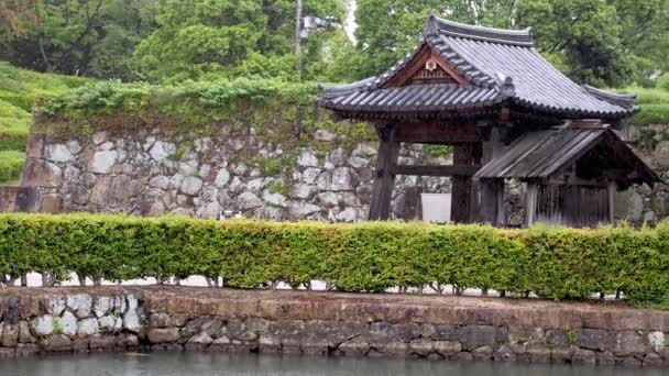 Silný Déšť Padá Tradiční Dřevěnou Stavbu Kamennou Zdí Japonském Hradě — Stock video
