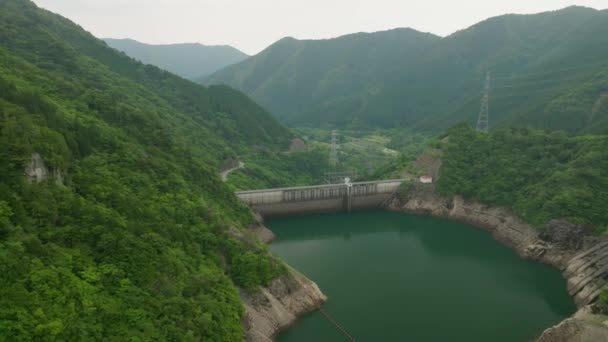 Dağlarda Alçak Seviyesiyle Baraj Deposu Üzerinde Geri Geri Uçmak Yüksek — Stok video