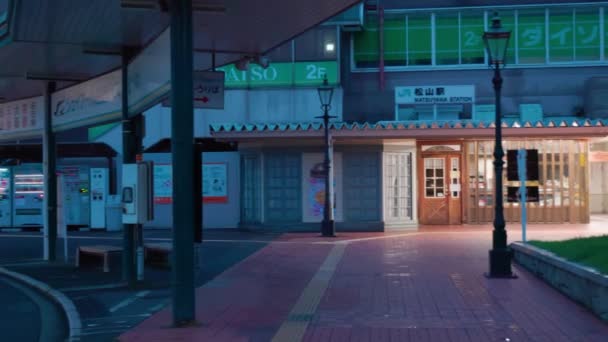 Matsuyama Japan Juni 2023 Pan Rustig Treinstation Naar Wachtende Taxi — Stockvideo