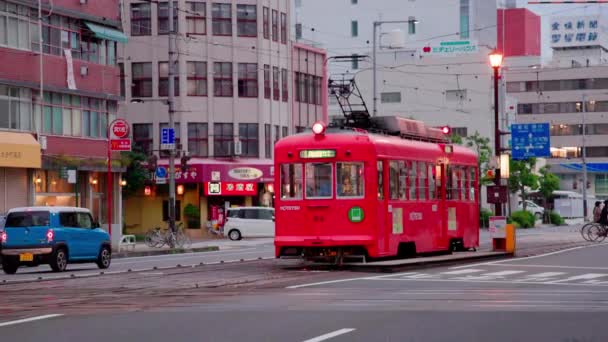 Matsuyama Japan Juni 2023 Vintage Röd Spårvagn Vid Hållplatsen Huvudgatan — Stockvideo