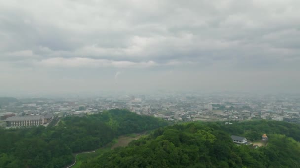 Erguendo Sobre Colina Verde Borda Cidade Manufatureira Nebulosa Com Fumaça — Vídeo de Stock