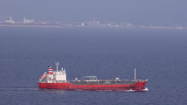 Osaka Japonya Mayıs 2023 Kırmızı Kargo Gemisi Sisli Bir Günde — Stok video
