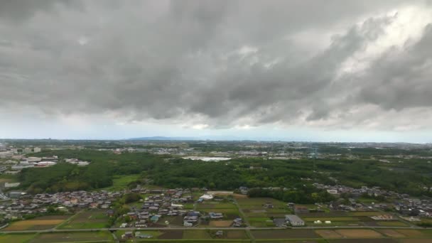 Luftaufnahme Dunkler Bedrohlicher Wolken Über Der Ländlichen Landschaft Hochwertiges Filmmaterial — Stockvideo