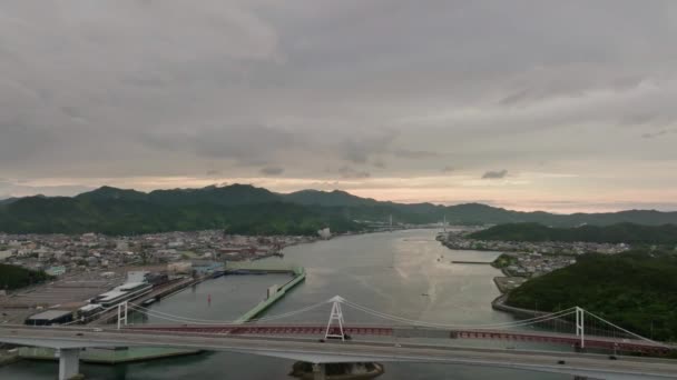 日落时桥上和沿海城镇轻便交通的空中景观 高质量的4K镜头 — 图库视频影像